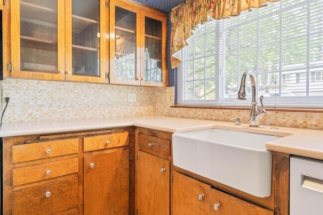 Building Photo - Spacious, well-cared for 4-bdrm/3-bath split-level—Family/laundry rooms, backyard, garage
