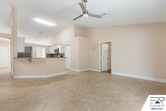 Building Photo - FULLY FENCED 3/2/2 IN THE HEART OF PALM COAST
