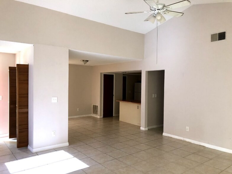 Building Photo - 732 Willow Dr