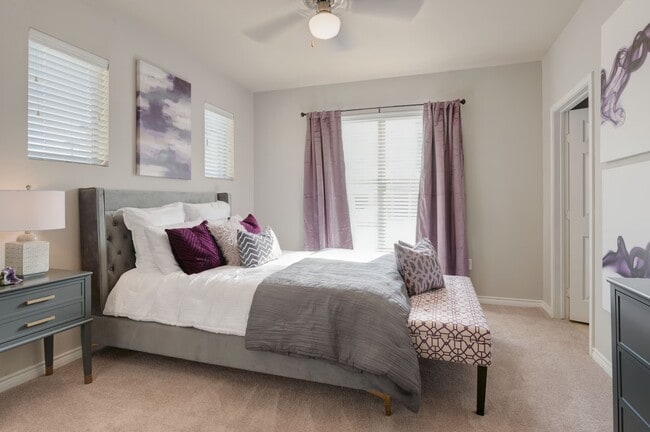 Building Photo - Luxury 2-Bed with Limited Time Specials!