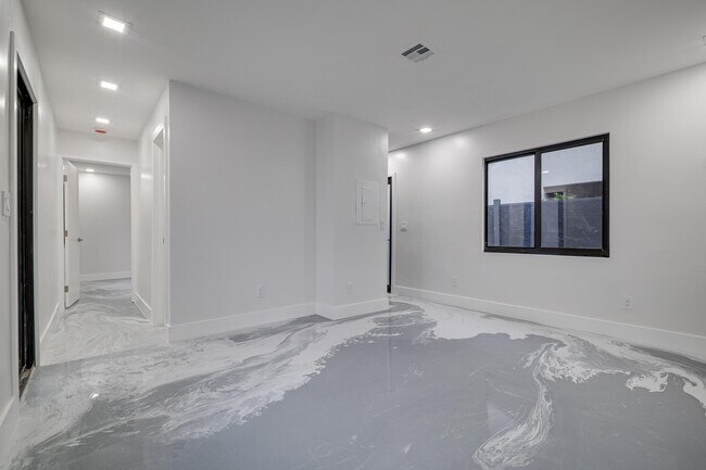 Building Photo - 1126 NW 4th Ave