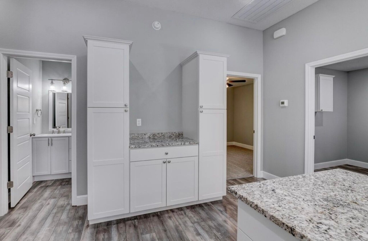 Stock image-Interior finishes may vary - 917 N Hall St