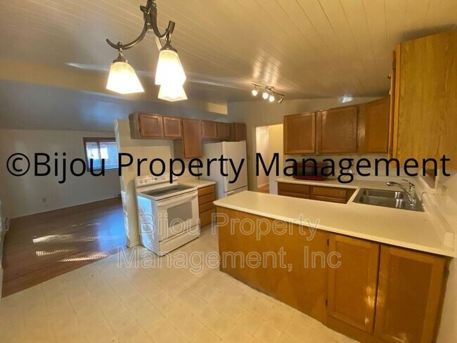 Building Photo - 916 Westmoor Dr