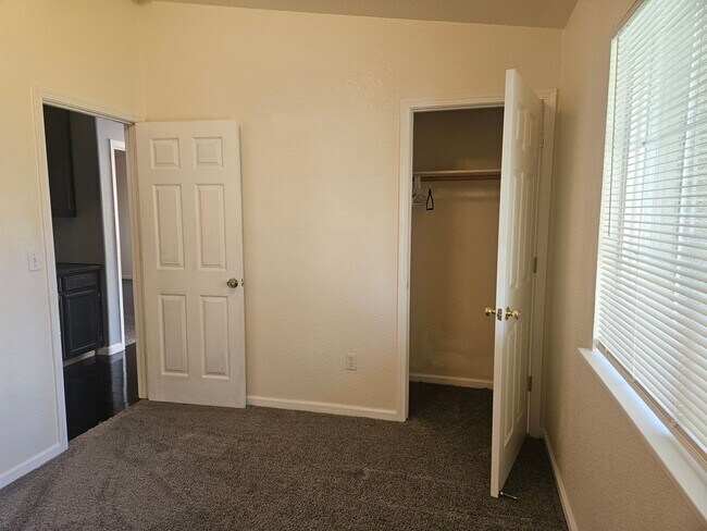 Building Photo - Beautiful Kerman Home!