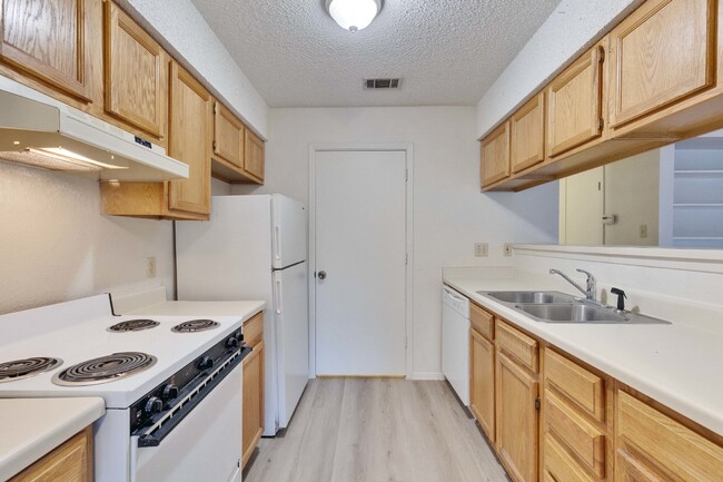 Building Photo - Upstairs Two Bedroom Unit in Fourplex with...