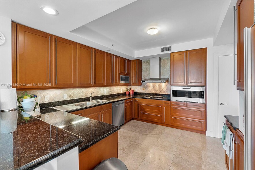 Building Photo - 20201 E Country Club Dr