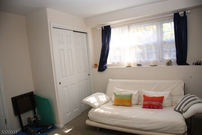 Building Photo - 17 Castle Dr