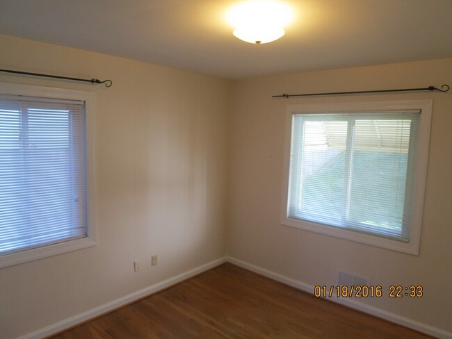 Building Photo - 3br Bethesda Rental