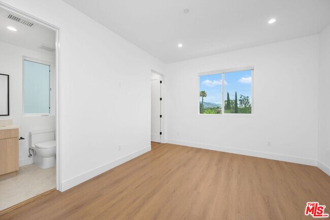 Building Photo - 5248 Auckland Ave