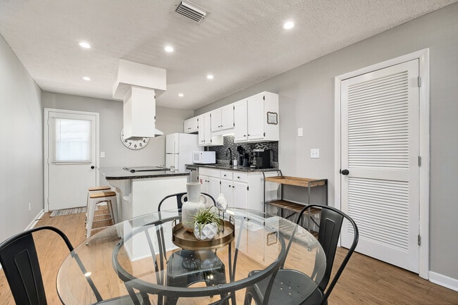 Building Photo - 17642 Front Beach Rd