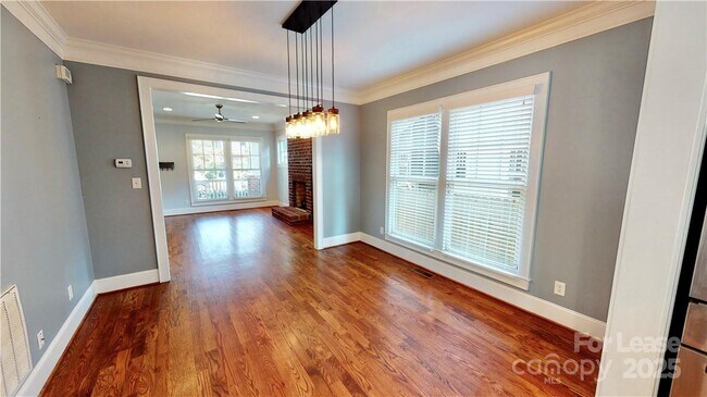 Building Photo - 2213 Roslyn Ave