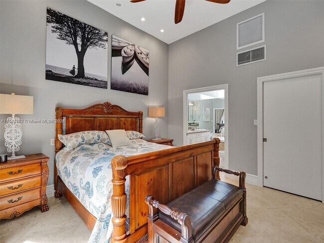 Building Photo - 2665 Parkview Dr S