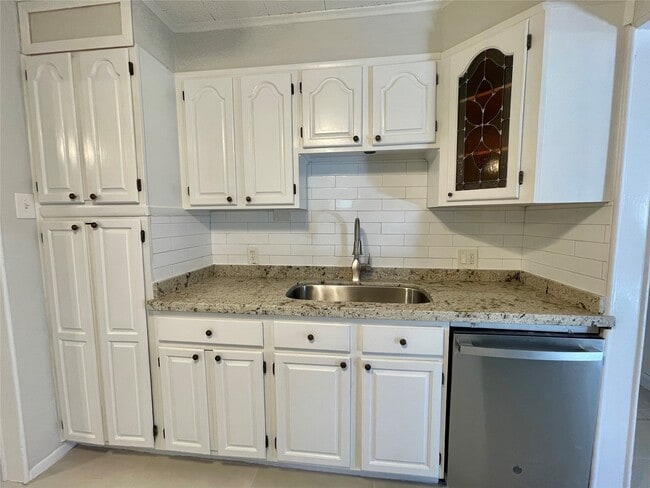 Building Photo - 1112 Southampton Dr