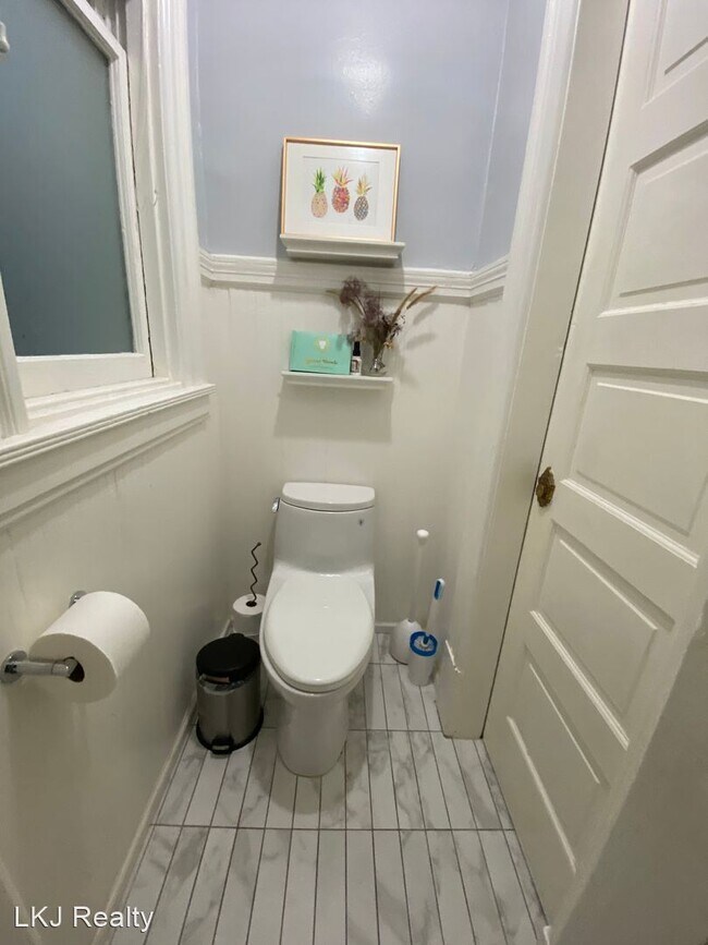 Building Photo - 4 br, 1.5 bath House - 2926 Pine Street