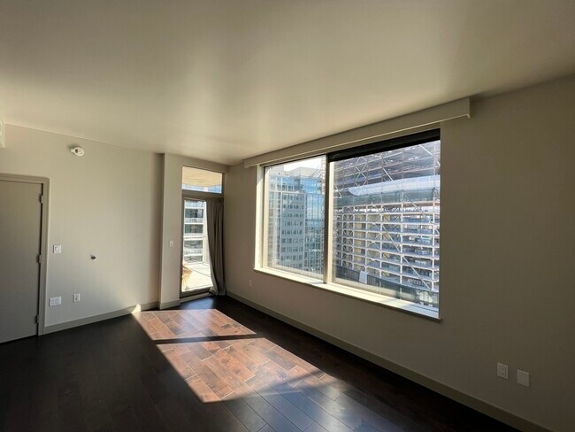 Building Photo - 10610 NE 9th Pl