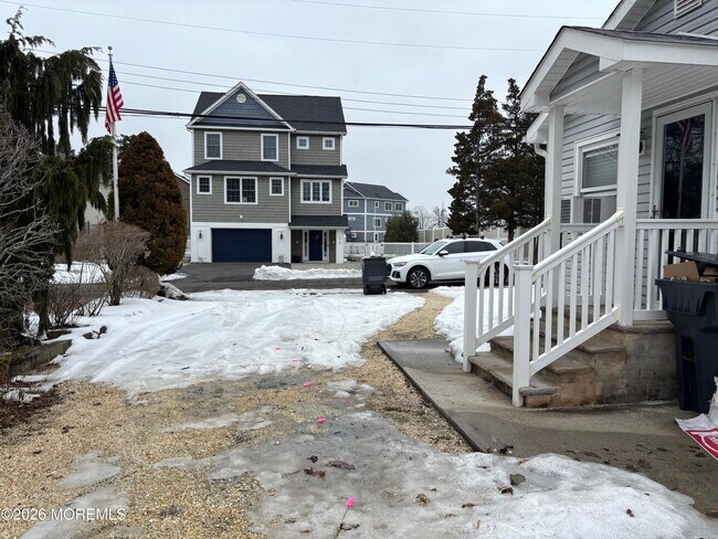 Building Photo - 507 Riverside Dr S