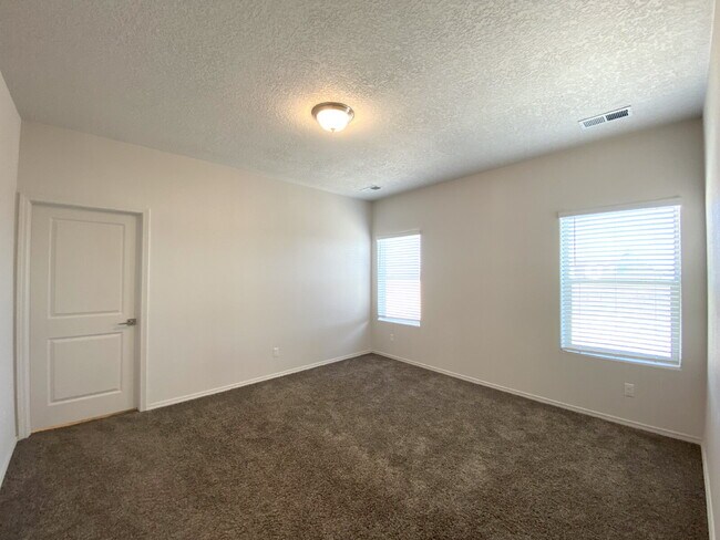 Building Photo - Enchanted Hills - 3BR/2Bath/Backyard Mountantain Views