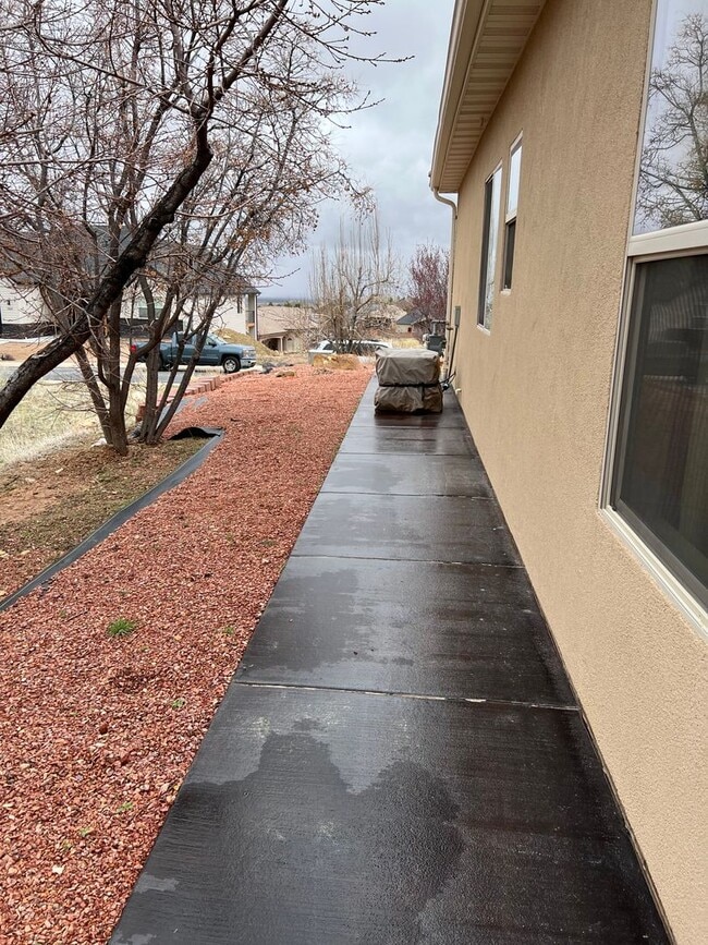 Building Photo - Beautiful Custom Home in Fiddlers Canyon