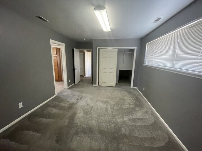 Building Photo - Spacious 6-Bed Oasis with Finished Basement & Cozy Fireplace.