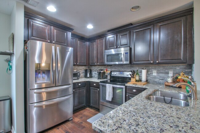 Building Photo - 1215 Riverbrook Dr