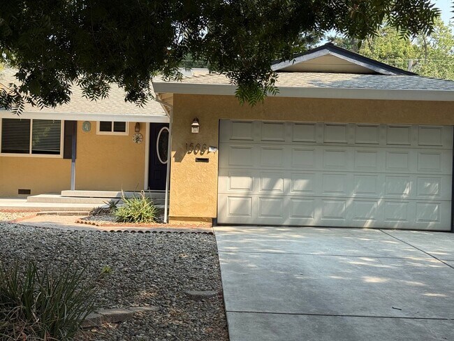 Building Photo - Recently Remodeled Home in Charming Neighborhood