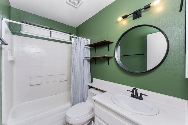 Building Photo - Charming 2 Bedroom 2 Bath Duplex