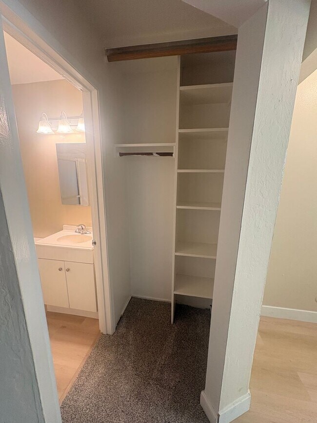 Building Photo - 1st floor 1 bedroom 1 bath apartment w/ assigned parking!