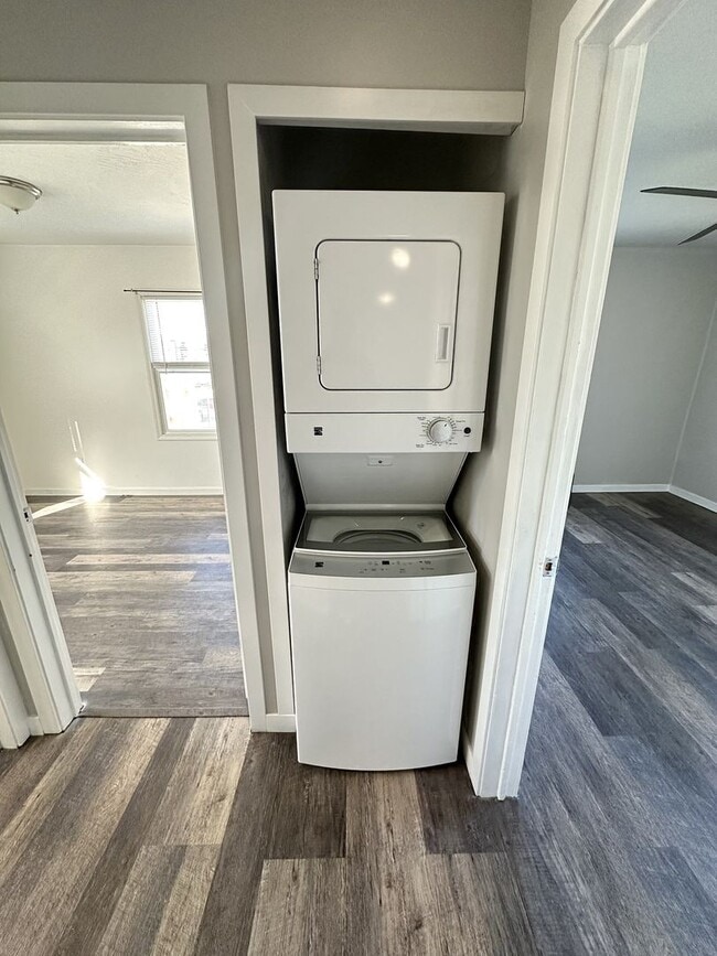 Building Photo - 1st Month Rent Free!  Charming & Modern 2-...