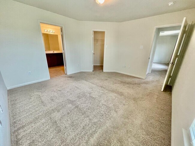 Building Photo - 22610 Cloverland Field Dr