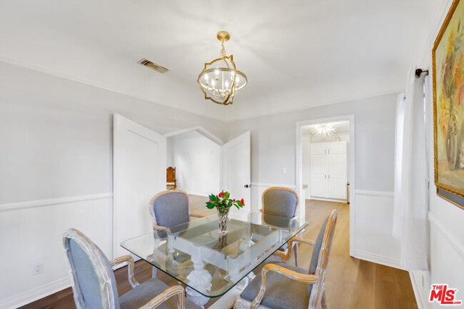 Building Photo - 8838 Rosewood Ave