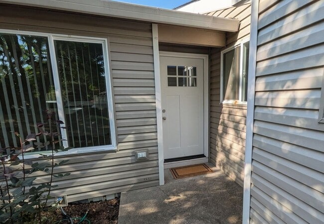 Building Photo - Available Now! 2 bedroom and 1 bath duplex