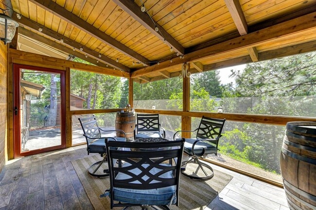 Building Photo - 2 Bedroom Home Tucked away in the Sierras