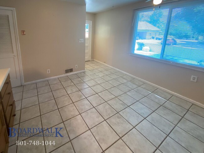 Building Photo - Charming 3 Bed 2 Bath Home in Holladay wit...