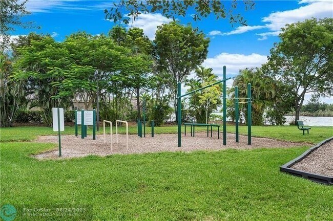 Building Photo - 1432 SW 47th Ave