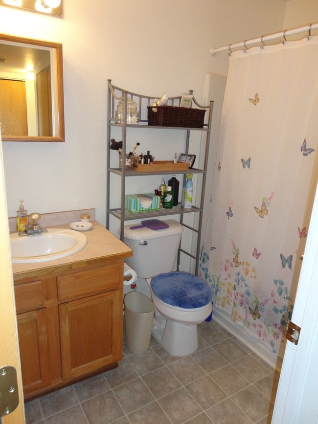 Building Photo - 425-427 E Lakeside Dr