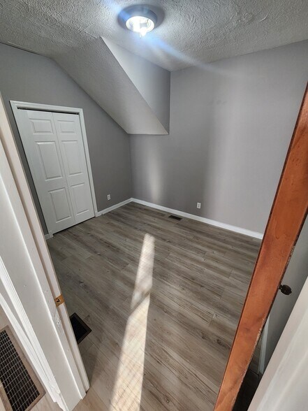 Building Photo - 445 W Carpenter St