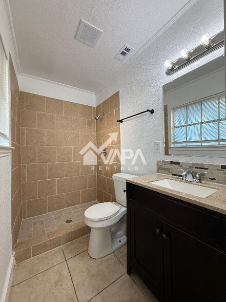 Building Photo - 1906 Wilsons Creek St