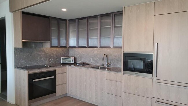 Building Photo - 1000 Auahi St #3913