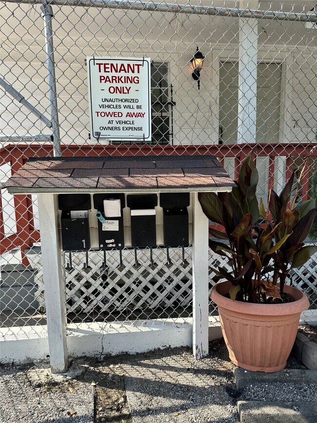 Building Photo - 305 N Live Oak St