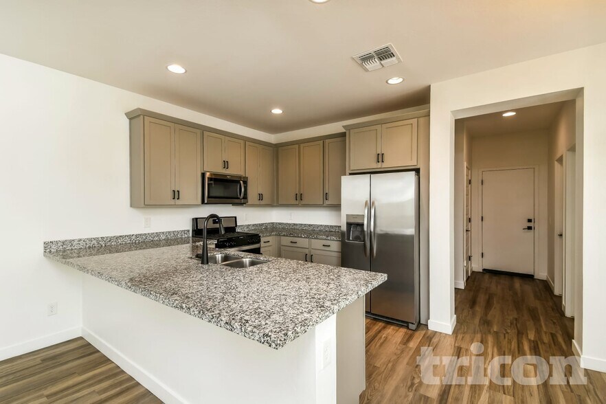 Building Photo - 4753 S Mole