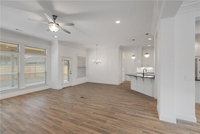 Building Photo - 1600 SW Montrose Ave