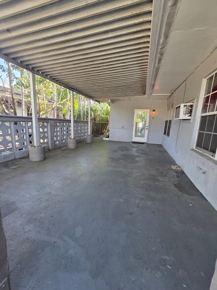 Building Photo - 898 NE 40th St