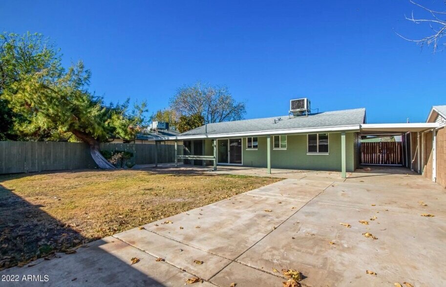 Building Photo - 2429 W Sunnyside Ave