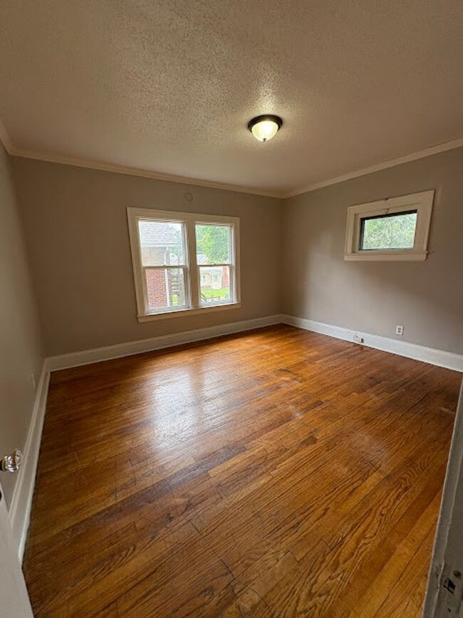Building Photo - 3 Bedroom, 1 Bathroom Apartment Rent Ready!