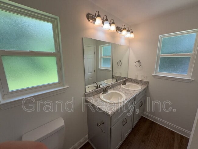 Building Photo - 5098 Bruner St