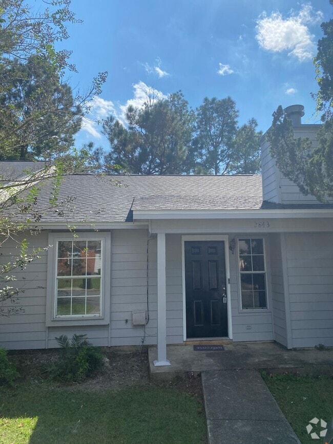 Building Photo - Spectacular Freshly Renovated 2 Bedroom 2 ...