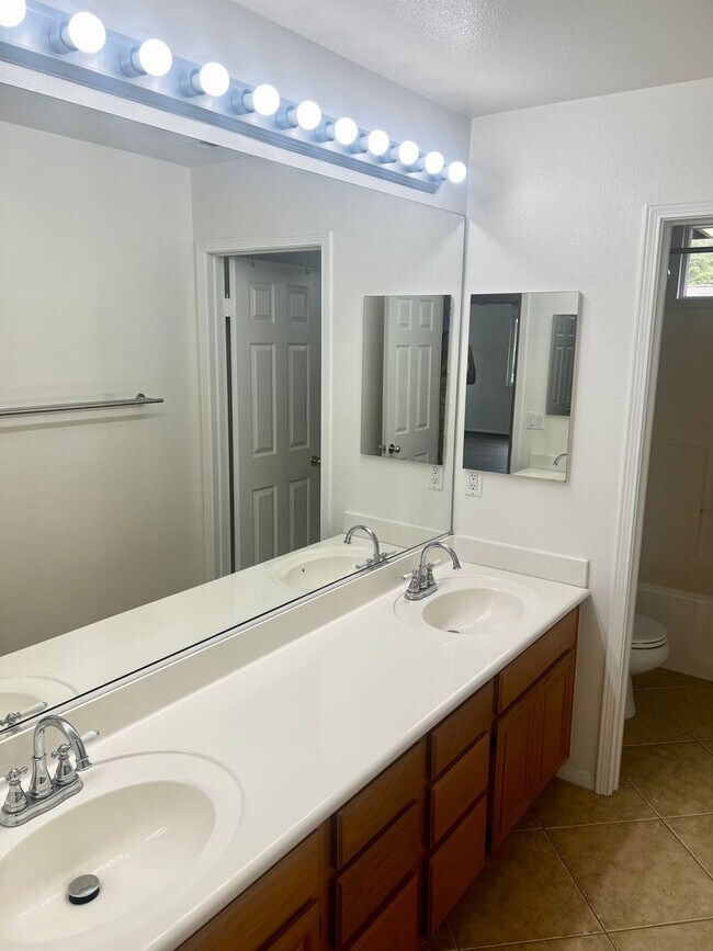 Building Photo - Stunning 4br + Den located on a view lot i...