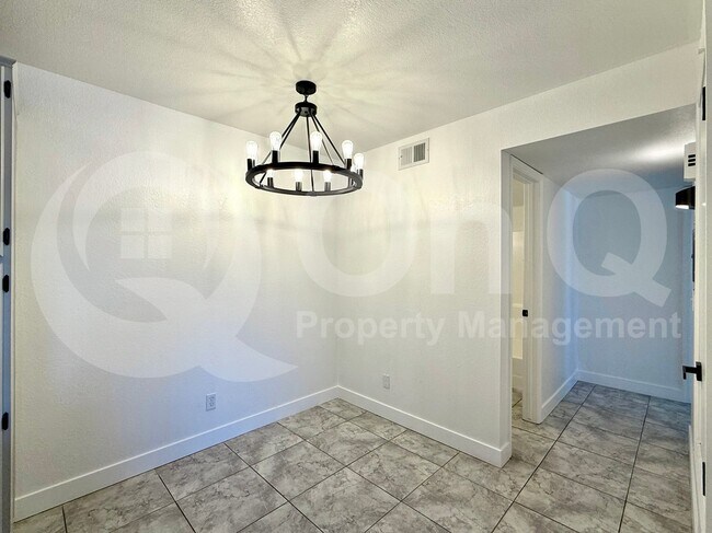Building Photo - 623 W Guadalupe Rd