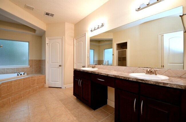 Building Photo - 5211 Holly View Dr