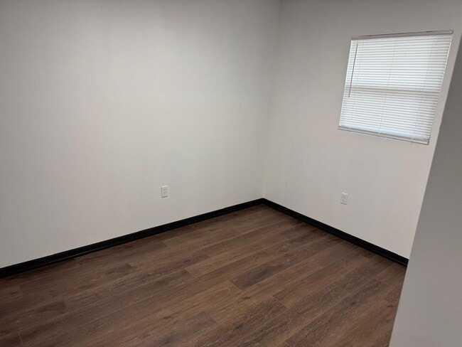 Building Photo - 1 Bed 1 bath Efficiency